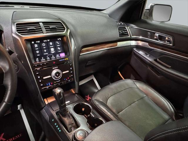 Photo of 2017 White Platinum Metallic Ford Explorer