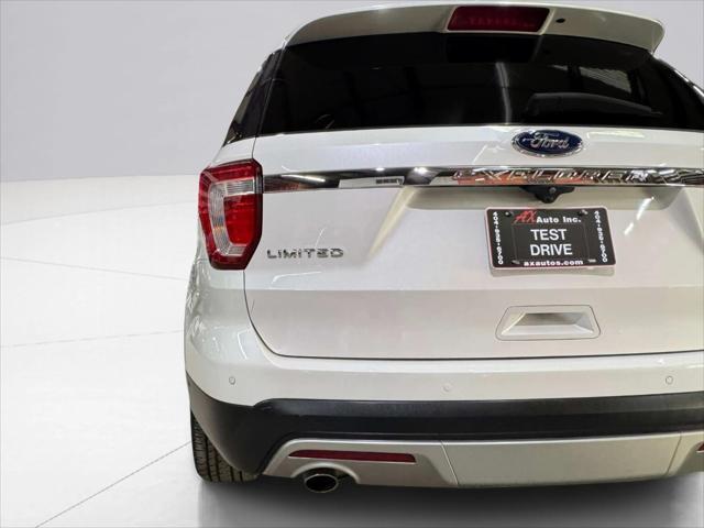 Photo of 2017 White Platinum Metallic Ford Explorer