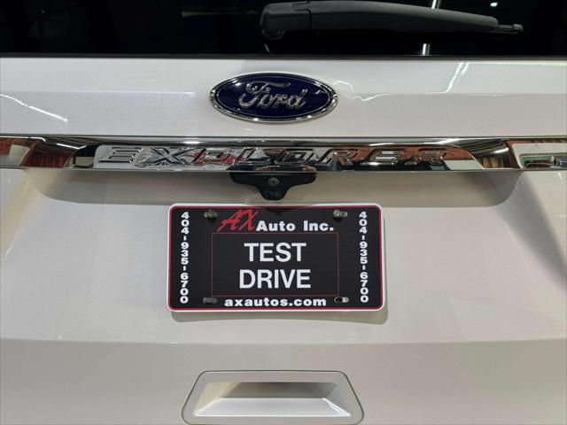 Photo of 2017 White Platinum Metallic Ford Explorer