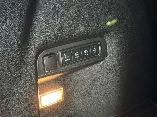 Photo of 2017 White Platinum Metallic Ford Explorer
