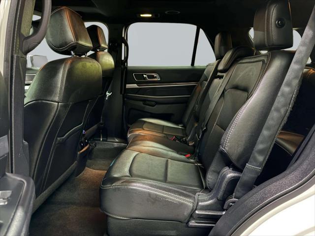Photo of 2017 White Platinum Metallic Ford Explorer
