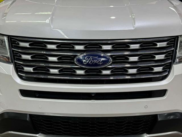 Photo of 2017 White Platinum Metallic Ford Explorer