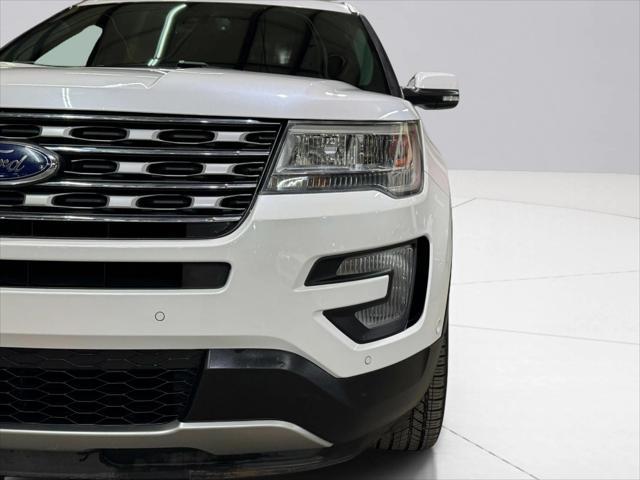 Photo of 2017 White Platinum Metallic Ford Explorer