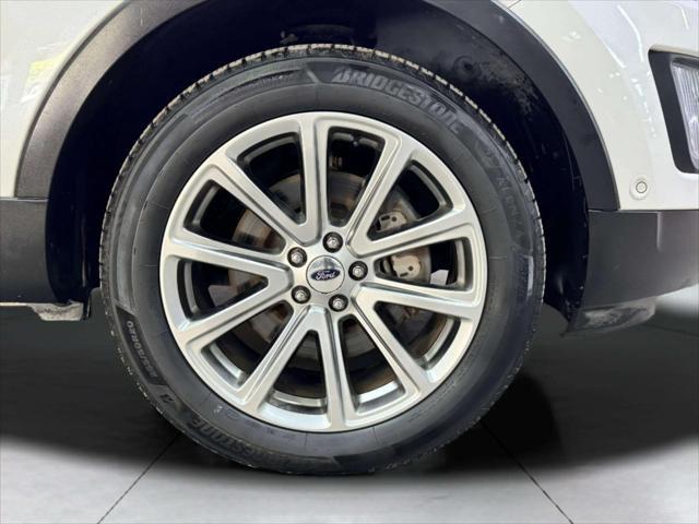 Photo of 2017 White Platinum Metallic Ford Explorer