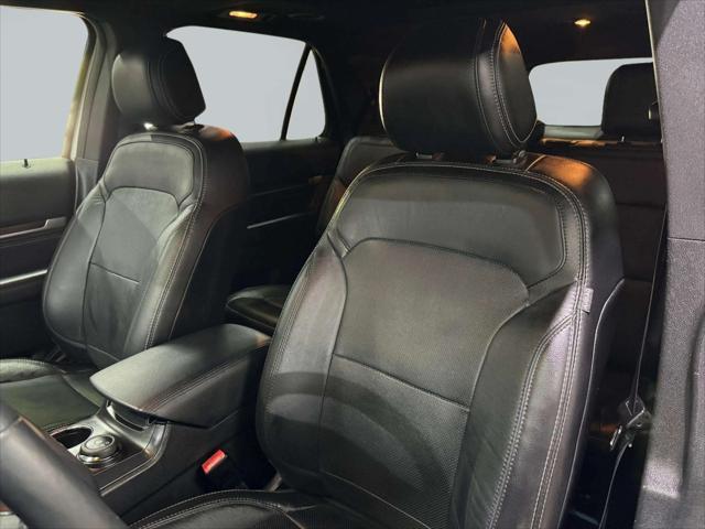 Photo of 2017 White Platinum Metallic Ford Explorer