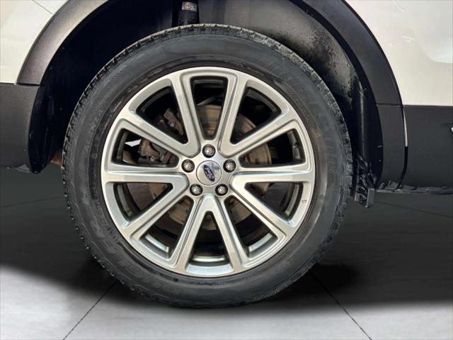 Photo of 2017 White Platinum Metallic Ford Explorer