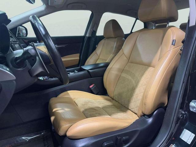 Photo of 2016 Bordeaux Black Nissan Maxima
