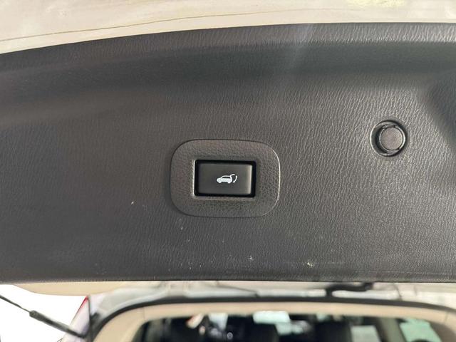 Photo of 2022 Moonstone White INFINITI QX80
