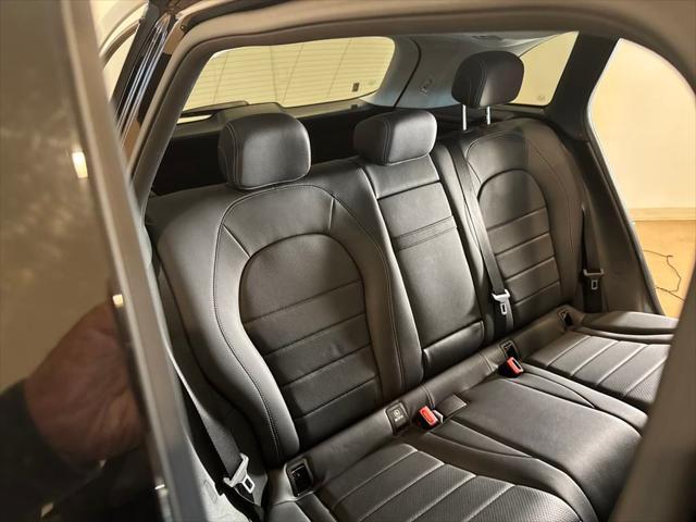 Photo of 2022 Black Mercedes-Benz GLC 300