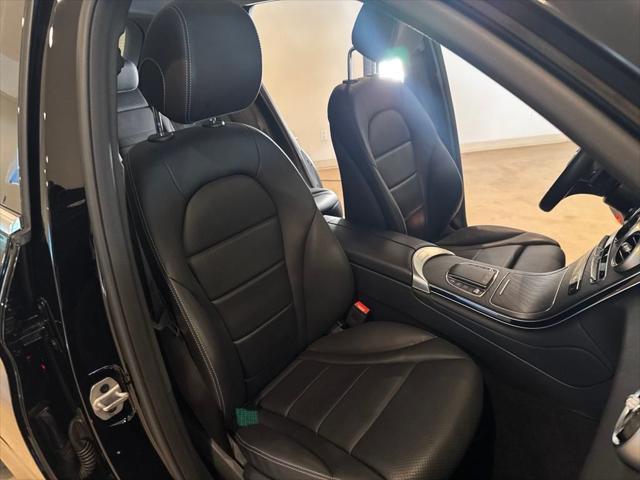 Photo of 2022 Black Mercedes-Benz GLC 300
