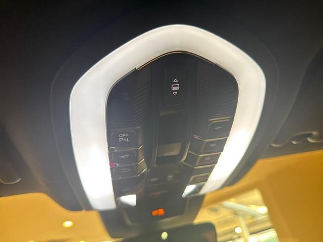 Photo of 2025 White Porsche Macan