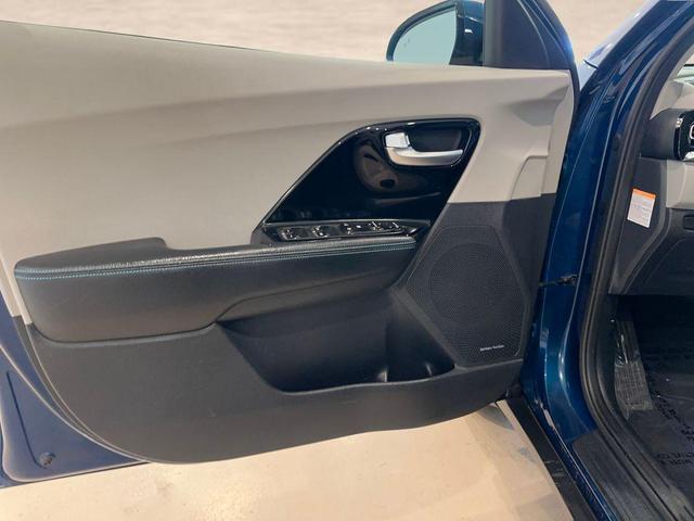 Photo of 2021 Deep Cerulean Kia Niro