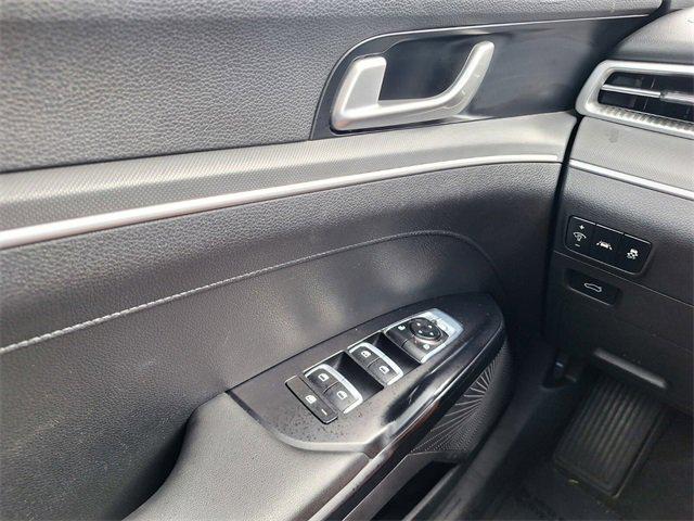 Photo of 2023 Glacial White Pearl Kia K5