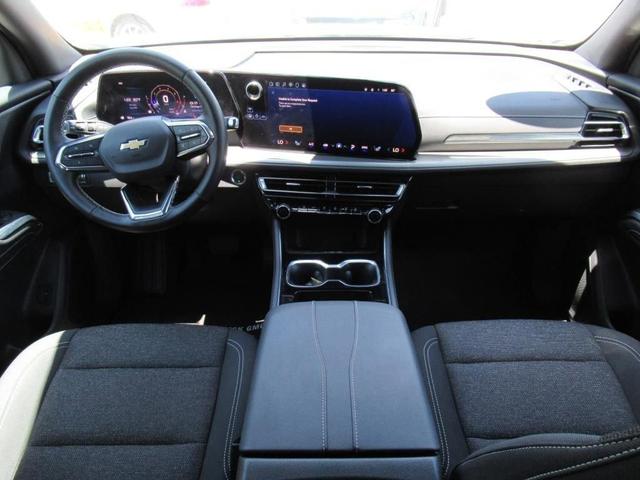 Photo of 2025 Summit White Chevrolet Traverse