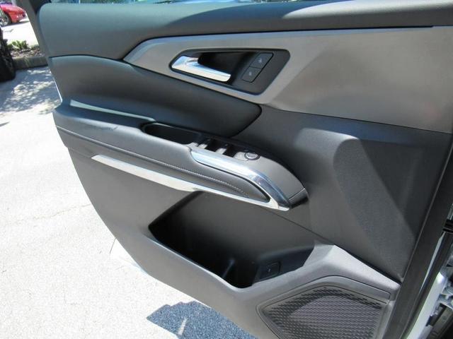 Photo of 2025 Summit White Chevrolet Traverse