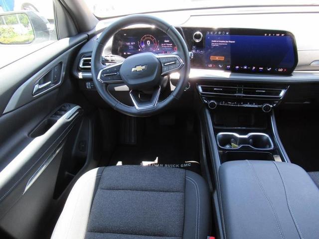 Photo of 2025 Summit White Chevrolet Traverse