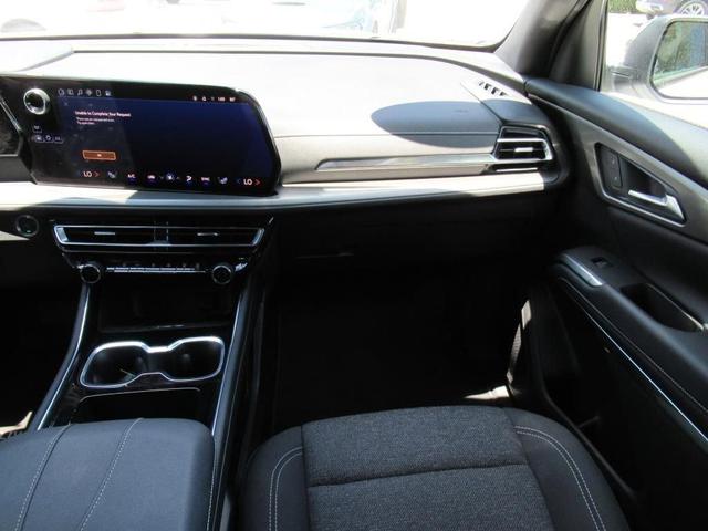 Photo of 2025 Summit White Chevrolet Traverse