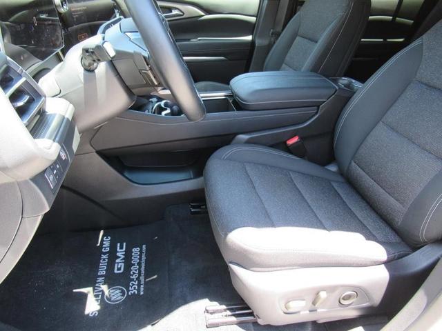 Photo of 2025 Summit White Chevrolet Traverse