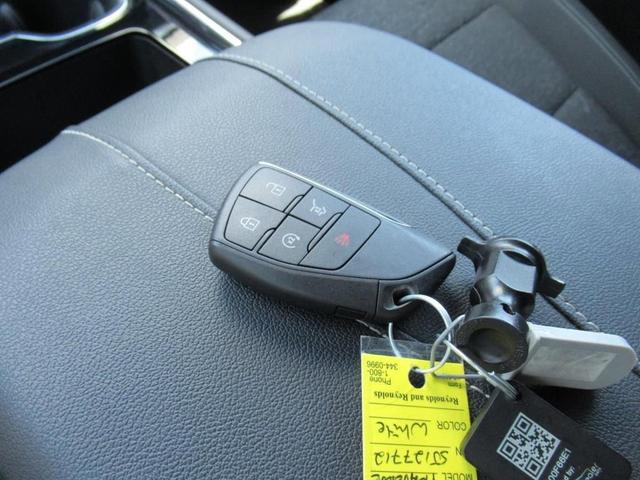 Photo of 2025 Summit White Chevrolet Traverse