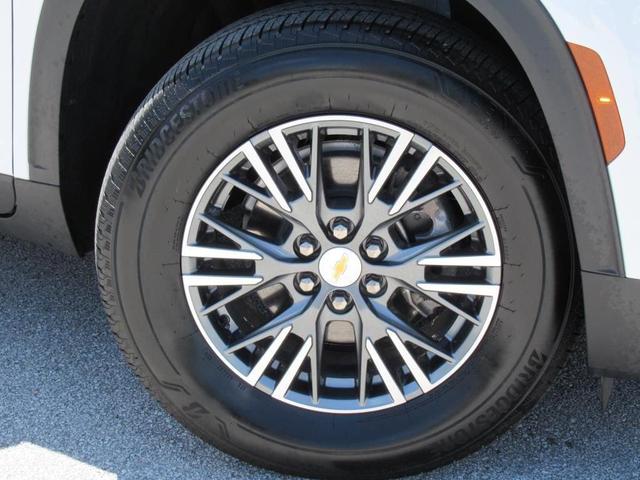 Photo of 2025 Summit White Chevrolet Traverse