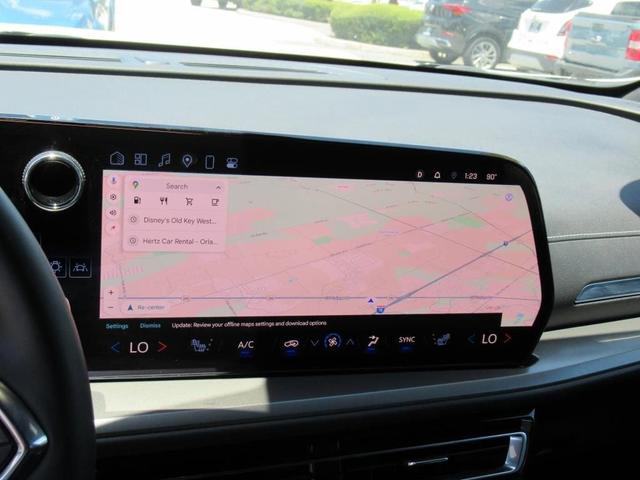 Photo of 2025 Summit White Chevrolet Traverse