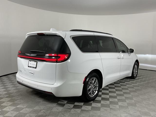 Photo of 2021 Bright White Clearcoat Chrysler Pacifica