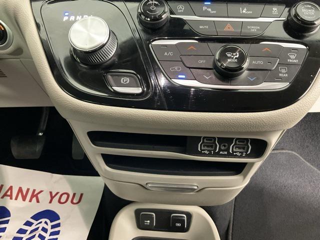 Photo of 2021 Bright White Clearcoat Chrysler Pacifica