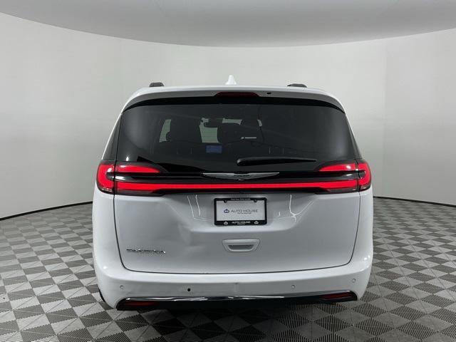 Photo of 2021 Bright White Clearcoat Chrysler Pacifica
