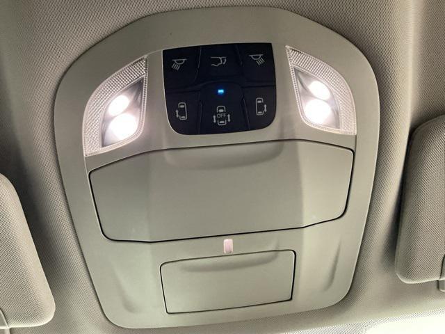 Photo of 2021 Bright White Clearcoat Chrysler Pacifica