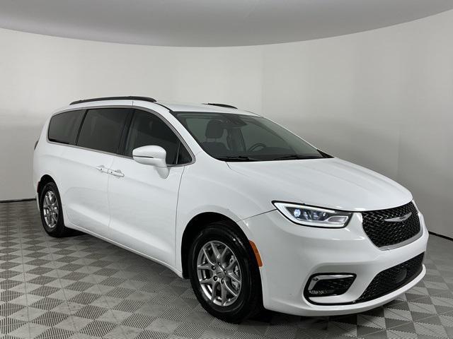 Photo of 2021 Bright White Clearcoat Chrysler Pacifica