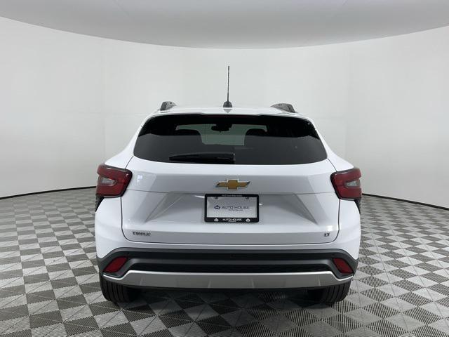 Photo of 2024 Summit White Chevrolet Trax
