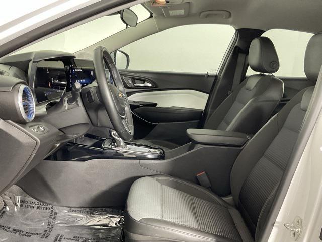 Photo of 2024 Summit White Chevrolet Trax