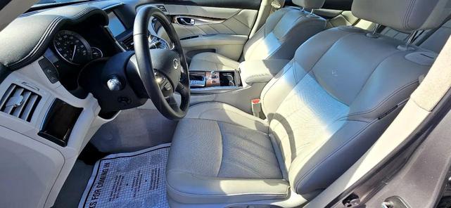 Photo of 2011 Gray INFINITI M37