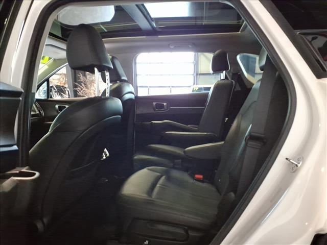 Photo of 2024 Glacial White Pearl Kia Sorento