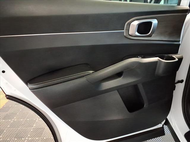 Photo of 2024 Glacial White Pearl Kia Sorento