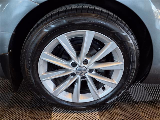 Photo of 2018 Platinum Gray Metallic Volkswagen Beetle