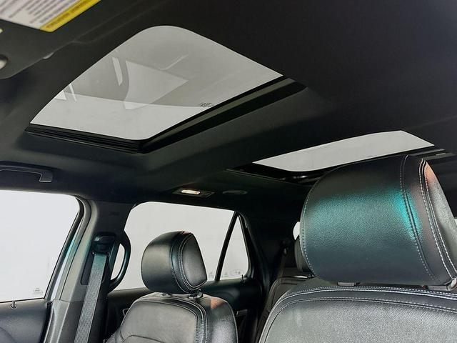Photo of 2016 White Platinum Clearcoat Metallic Ford Explorer