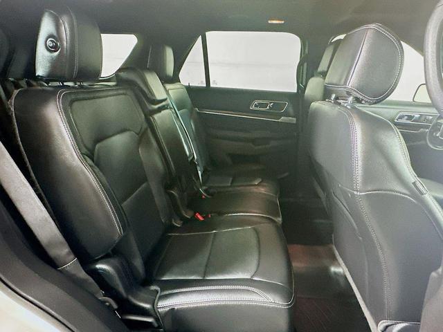 Photo of 2016 White Platinum Clearcoat Metallic Ford Explorer