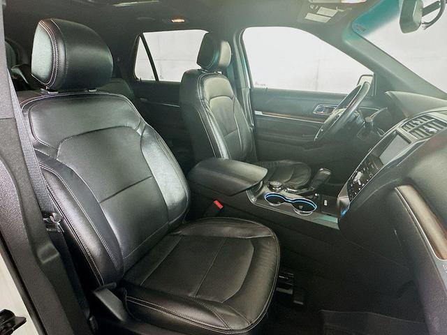 Photo of 2016 White Platinum Clearcoat Metallic Ford Explorer