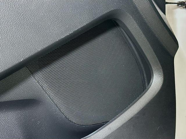 Photo of 2016 White Platinum Clearcoat Metallic Ford Explorer