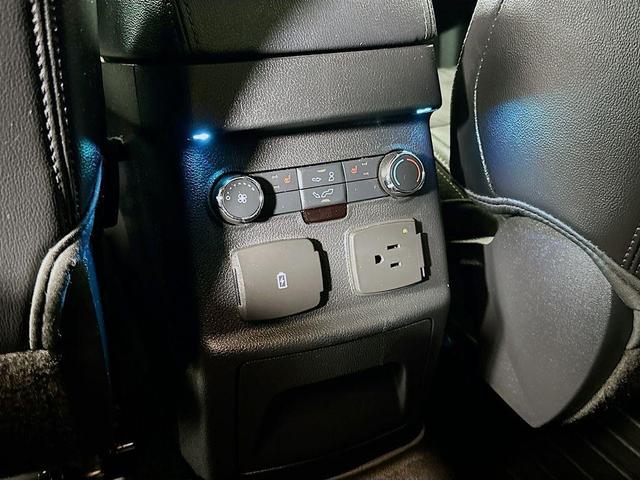 Photo of 2016 White Platinum Clearcoat Metallic Ford Explorer