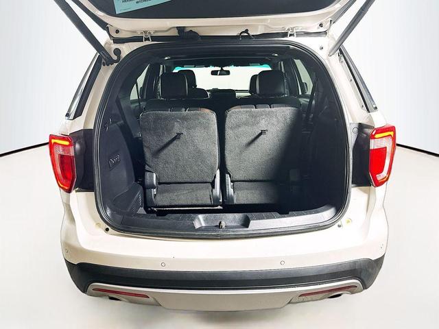 Photo of 2016 White Platinum Clearcoat Metallic Ford Explorer