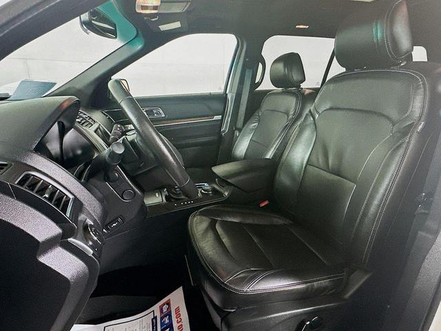 Photo of 2016 White Platinum Clearcoat Metallic Ford Explorer