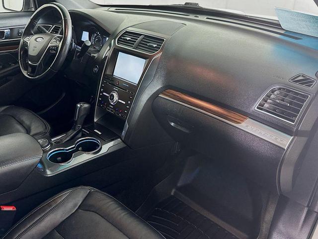 Photo of 2016 White Platinum Clearcoat Metallic Ford Explorer