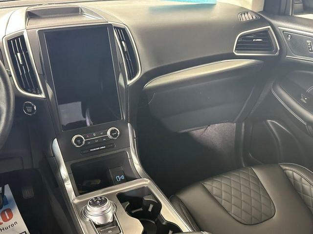 Photo of 2024 Gray Metallic Ford Edge