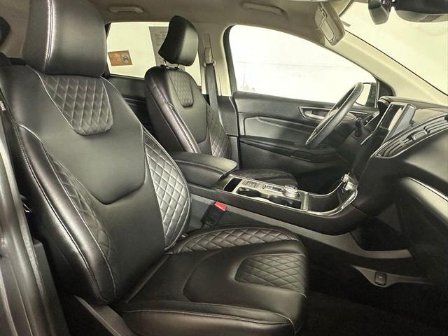 Photo of 2024 Gray Metallic Ford Edge