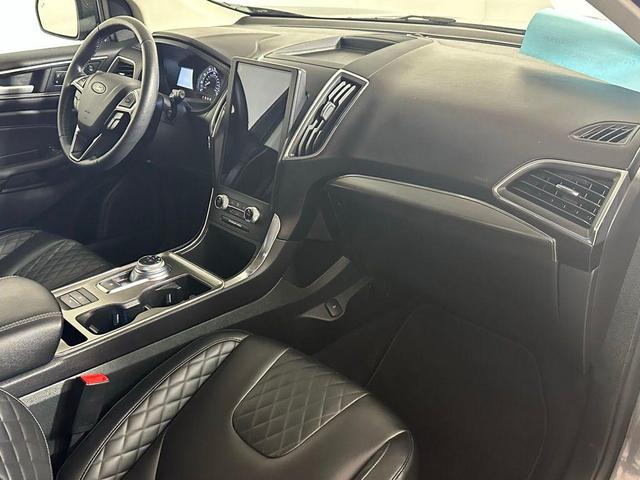 Photo of 2024 Gray Metallic Ford Edge
