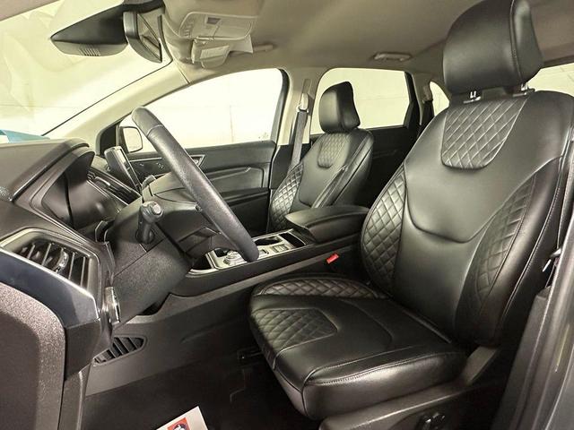 Photo of 2024 Gray Metallic Ford Edge