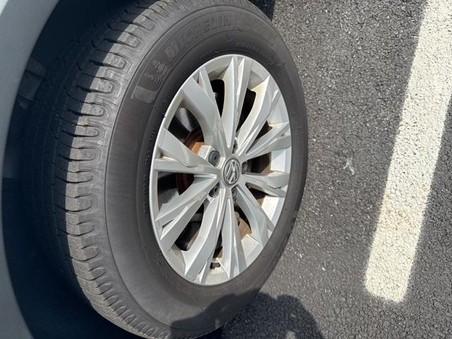 Photo of 2018 Pure White Volkswagen Tiguan