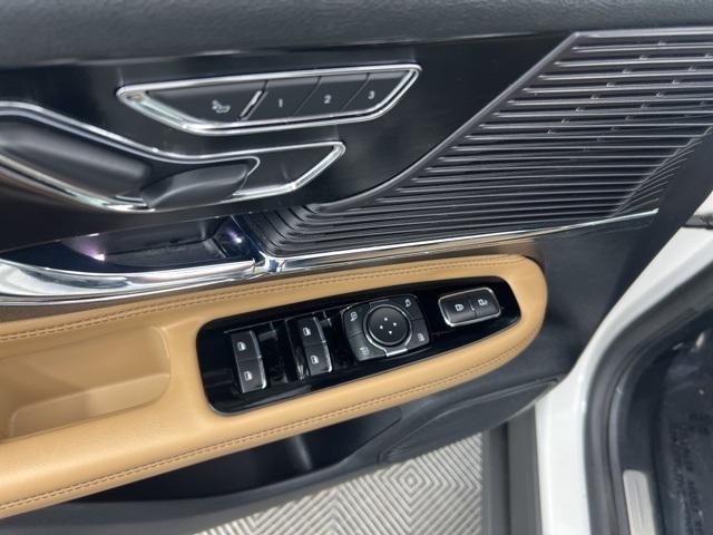 Photo of 2022 White Lincoln Corsair